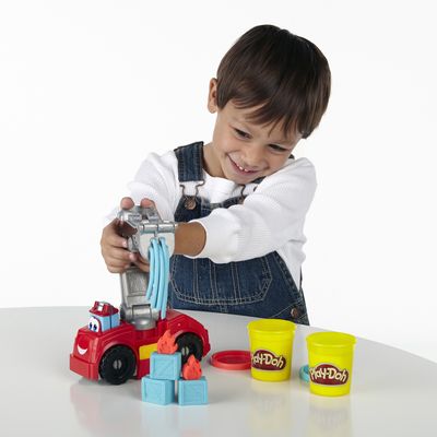 Menino-Brincando-Massinha-Play-Doh-Bombeiros-Chuck-e-Friends-Diggin-Rigs-Hasbro