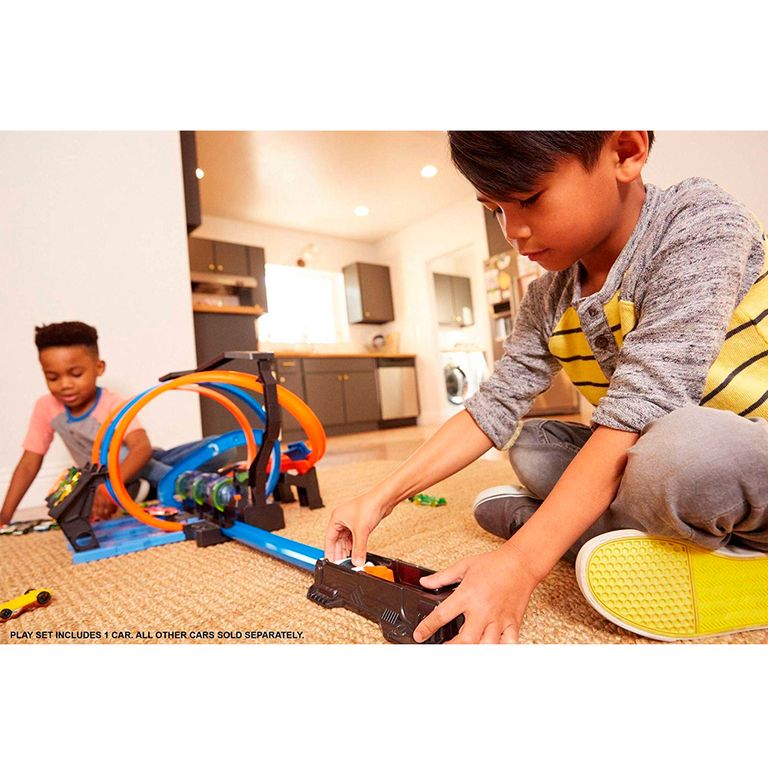 pista hot wheels corkscrew crash