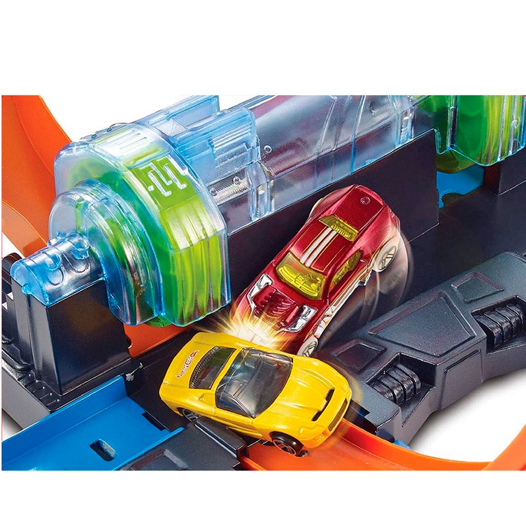 pista hot wheels corkscrew crash